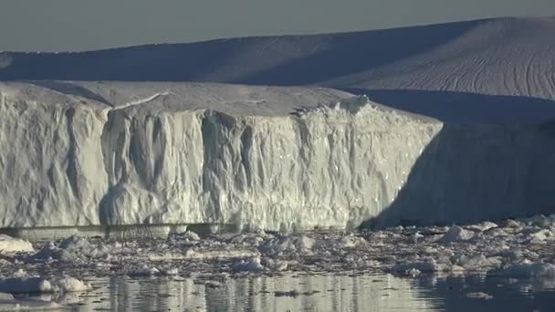 Sailing Huge Glacier Which Illuminated Rays Setting Sun Area Greenland — Stock Video
