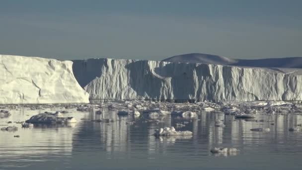 Segeln Entlang Eines Riesigen Gletschers Der Von Den Strahlen Der — Stockvideo