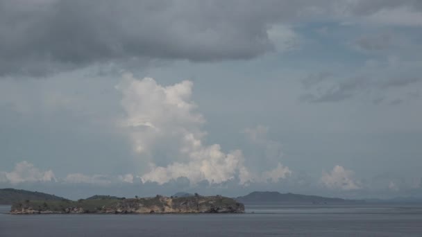 Сказочно Красивые Горы Берега Острова Комодо — стоковое видео