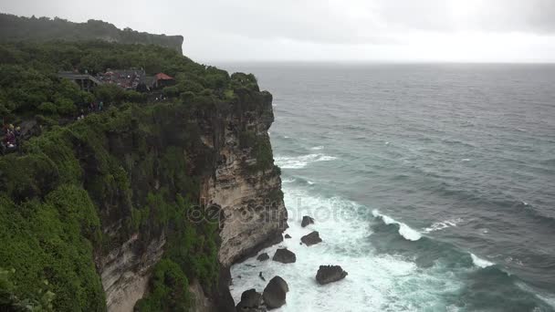 インドネシア ウルワツ寺院の崖 — ストック動画