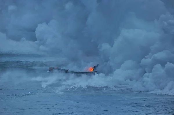 Lava Caliente Del Volcán Hawaiano Kilauea Desemboca Las Aguas Del —  Fotos de Stock
