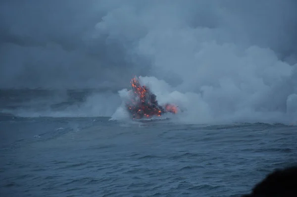 Gorącej Lawy Hawajskiego Wulkanu Kilauea Wpada Wody Oceanu Spokojnego — Zdjęcie stockowe