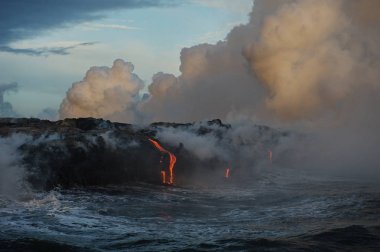 Pasifik Okyanusu sulara Kilauea Hawaii yanardağ lav akar