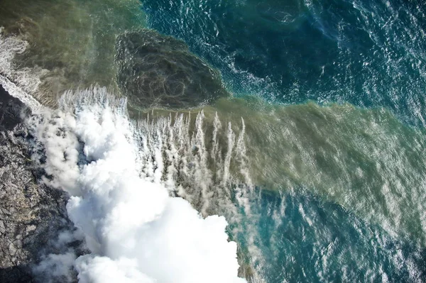 Gorącej Lawy Hawajskiego Wulkanu Kilauea Wpada Wody Oceanu Spokojnego — Zdjęcie stockowe