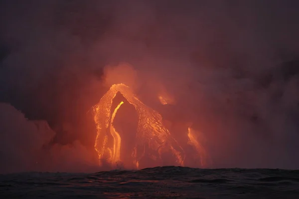 Горячая Лава Гавайского Вулкана Килауэя Впадает Воды Тихого Океана — стоковое фото