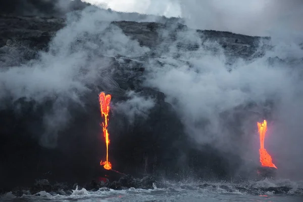 太平洋の海にハワイ火山キラウエアの溶岩流します — ストック写真