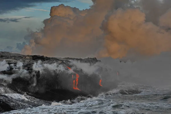 Горячая Лава Гавайского Вулкана Килауэя Впадает Воды Тихого Океана — стоковое фото
