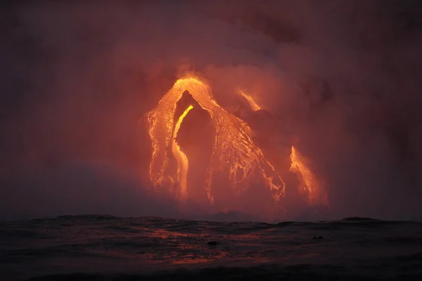 太平洋の海にハワイ火山キラウエアの溶岩流します — ストック写真