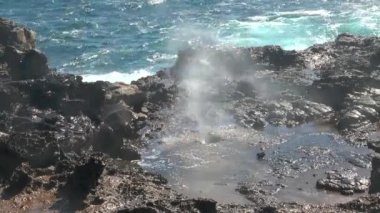 Maui adasında lav kıyısında doğal Çeşmesi