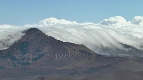 在美国夏威夷哈雷阿卡拉国家公园里 云层在山间爬行 — 图库视频影像