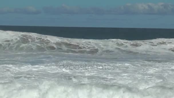 Énormes Vagues Océaniques Brisent Sur Les Falaises Rocheuses Des Îles — Video