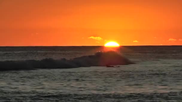 Surfista Pôr Sol Desliza Pelas Águas Oceano Pacífico — Vídeo de Stock