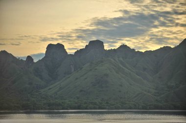 güzel dağlar ve Komodo Adası'nın kıyılarında