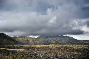 İzlanda. Yağmurlu havalarda güzel dağ manzarası