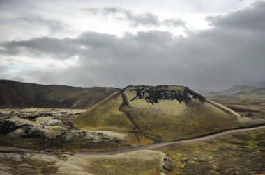 İzlanda. Yağmurlu havalarda güzel dağ manzarası