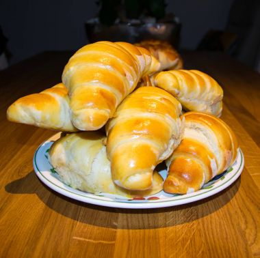 beyaz tabakta taze pişmiş maya pancake