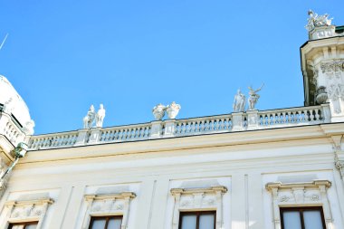 Viyana 'da eski bir evin balkon korkulan mavi gökyüzüne karşı fotoğraflandı. Haziran 2017