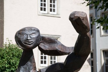 Ahşap bir rakam parçası. Lüksemburg'daki bir yürüyüş sırasında keşfetti. Şekil kalıcı bir fikstür ve genel halk için kalıcı olarak ayarlanır