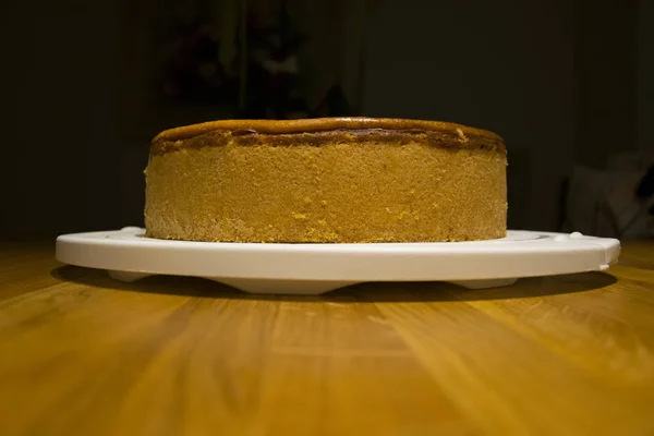 Γερμανικά Cheesecake Στο Άσπρο Πιάτο Φρέσκα Από Φούρνο — Φωτογραφία Αρχείου