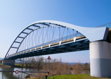 Nehri Bavyera bölümünde iki ana köprü
