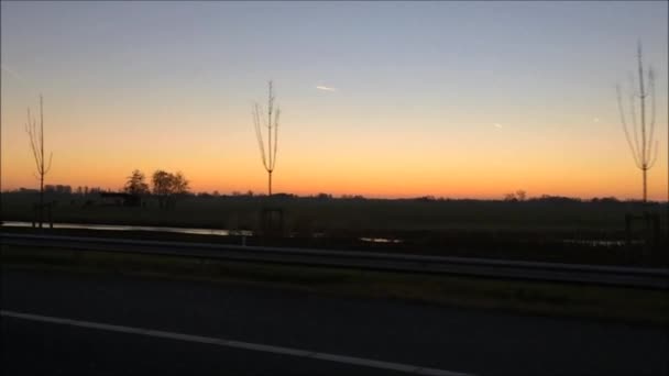 Πορτοκαλί Του Ουρανού Και Ηλιοβασίλεμα Στη Φύση Των Κάτω Χωρών — Αρχείο Βίντεο