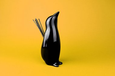 Sarı zemin üzerine siyah penguen