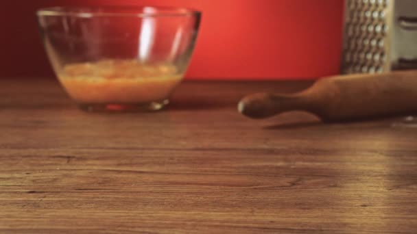 Padeiro mão preparando farinha na mesa para fazer massa em câmera lenta — Vídeo de Stock