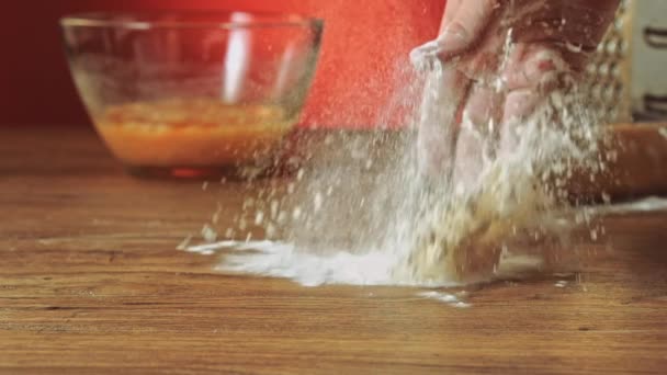 Panadero mano la preparación de harina en la mesa para hacer la masa en cámara lenta — Vídeos de Stock