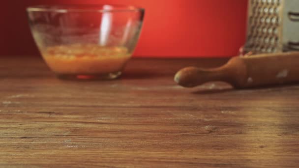 Bäcker Hand bereitet Mehl auf dem Tisch zu Teig Zeitlupe — Stockvideo