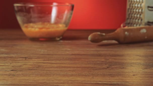 Padeiro mão preparando farinha na mesa para fazer massa em câmera lenta — Vídeo de Stock