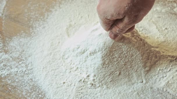 Пекарь руки приготовления муки на столе, чтобы тесто замедленное движение — стоковое видео