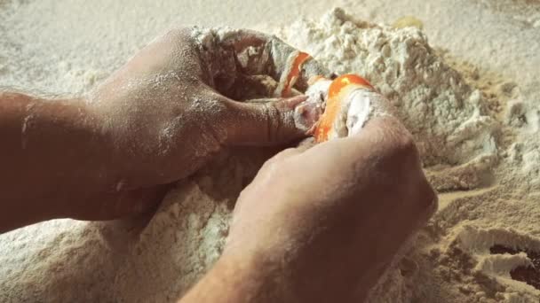 Padeiro mão preparando farinha na mesa para fazer massa em câmera lenta — Vídeo de Stock