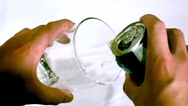 Cerveja derramar em vidro câmera lenta — Vídeo de Stock