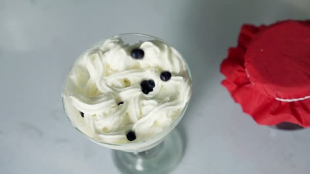 Blueberry vallen in geranselde room dessert super slow-motion shot — Stockvideo