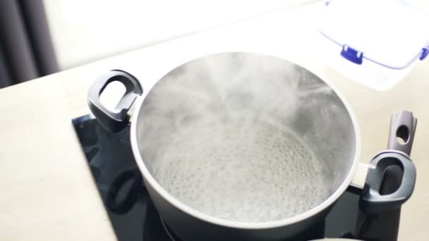 Kokend water in de pot in de keuken slow motion — Stockvideo