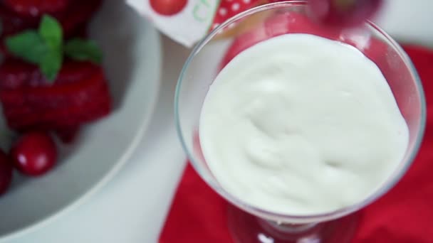 Cereza cayendo en yogur postre super cámara lenta — Vídeo de stock