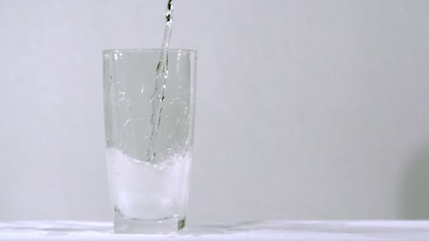 Rensa soda från flaska till glas slowmotion — Stockvideo