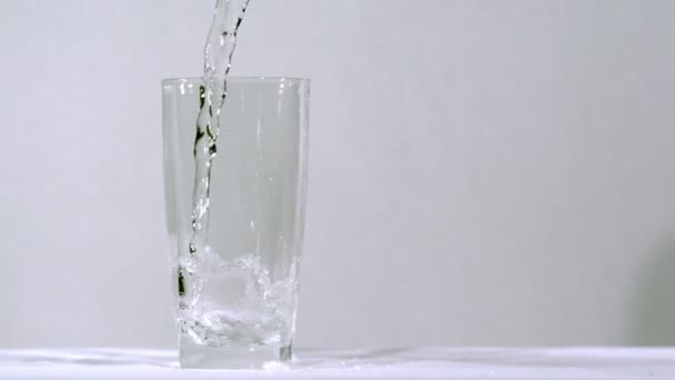 Soda clair de la bouteille au verre au ralenti — Video