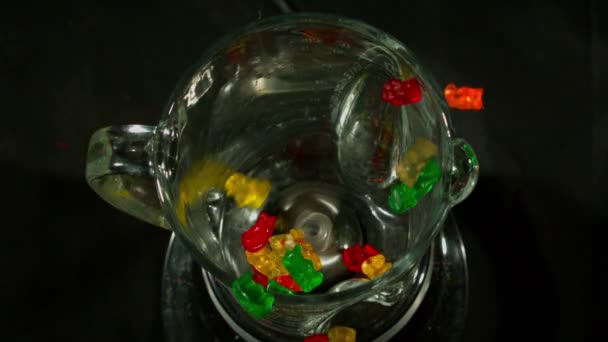 Gummi ursos no liquidificador — Vídeo de Stock