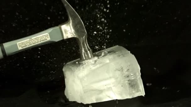 Martilleo bloque de hielo — Vídeo de stock
