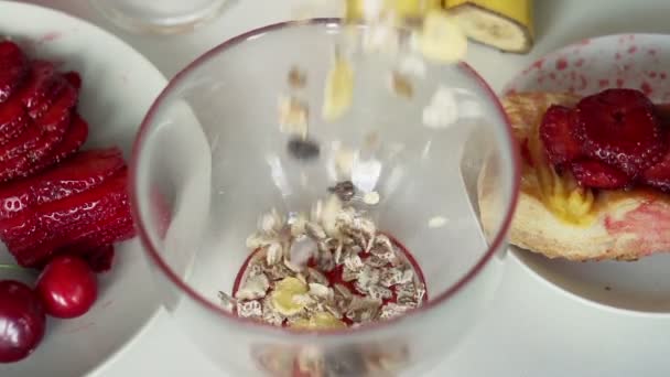 Вливая мюсли в чашу супер медленная съемка — стоковое видео