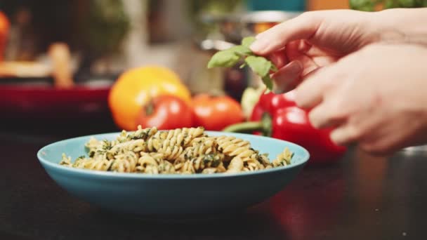 Süßes Basilikumblatt auf Pasta in Zeitlupe setzen — Stockvideo