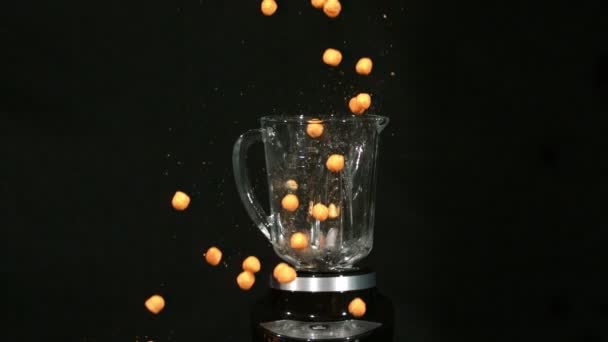 Повільні м'ячі сиру блендер — стокове відео