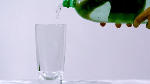 Slow motion duidelijk frisdrank uit de fles — Stockvideo