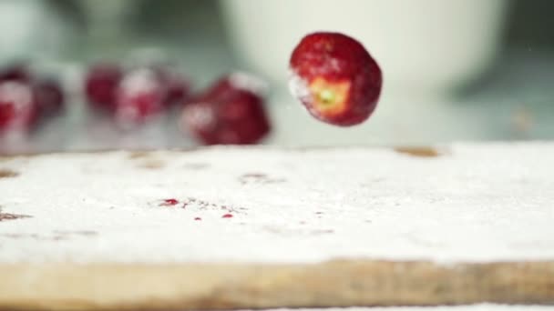 Fragole che cadono su tavola da cucina — Video Stock