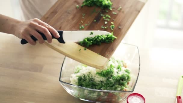 Mulher adicionando bazylia hortelã tigela de salada zioa — Vídeo de Stock