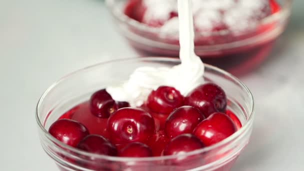 Crema batida en gelatina con cerezas — Vídeo de stock