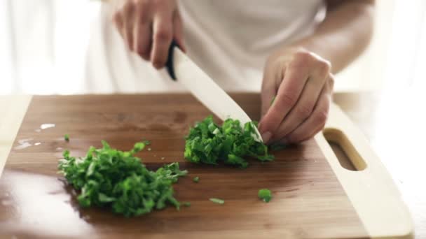 Woman slicing bazylia mint zioa — Stock Video