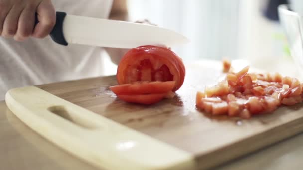 Mujer rebanando tomate en la tabla de cortar en la cocina de cámara lenta — Vídeos de Stock