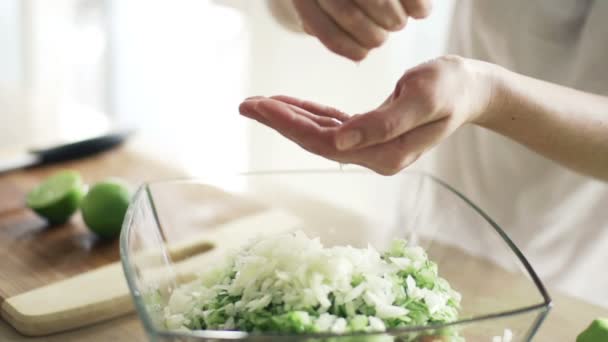 Vrouw knijpen SAP uit citroen in salade — Stockvideo